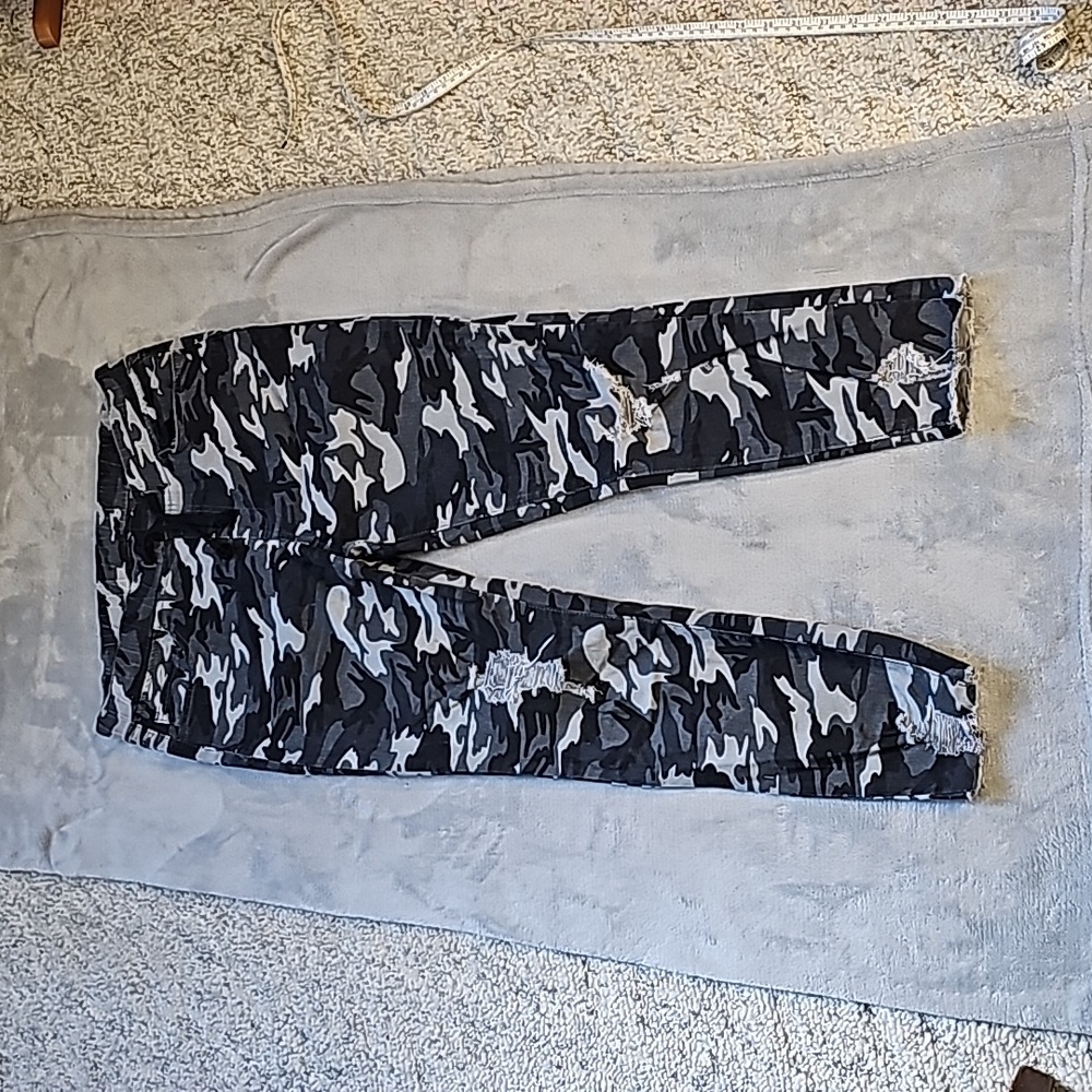 YMI Jeans USA, Black camo print, size L